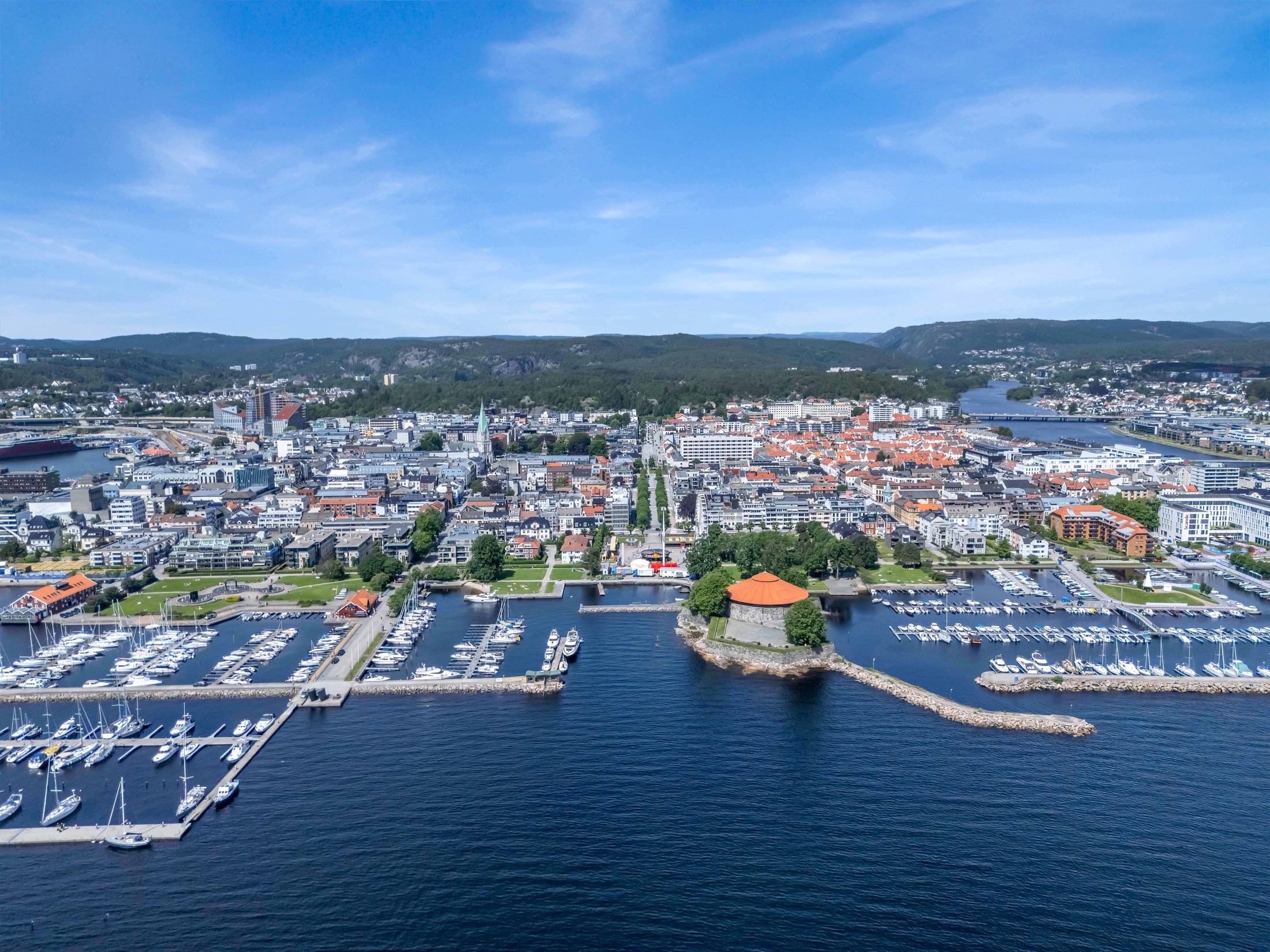 Kristiansand sentrum sett fra luften med Christiansholm festning og gjestehavna — Inco AS holder til her